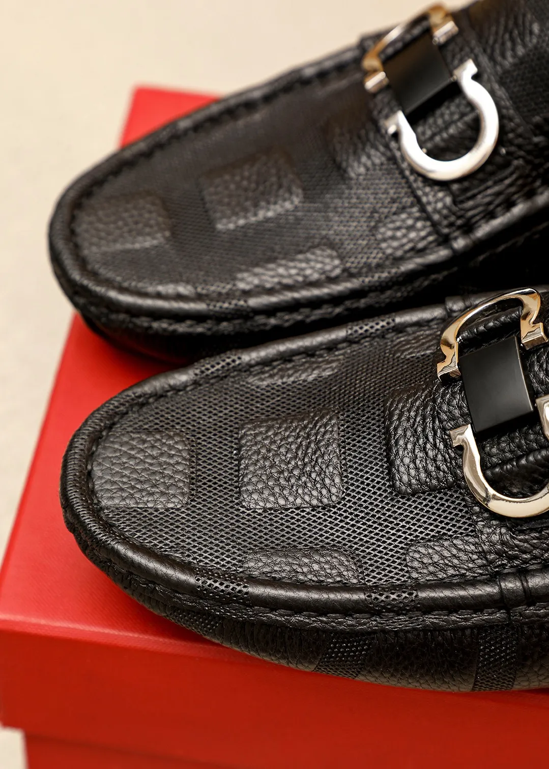 Men's shoes 💰360 💐 Product trademark: Ferragamo "Ferragamo" bean shoes Regular size: 38-44 (45.46🉑️customized) Product materials: Selected imported calfskin embossed upper + classic hardware buckle, imported pig leather lining. Strong three-dimensional visual effect, original outsole color: 1⃣️color optional